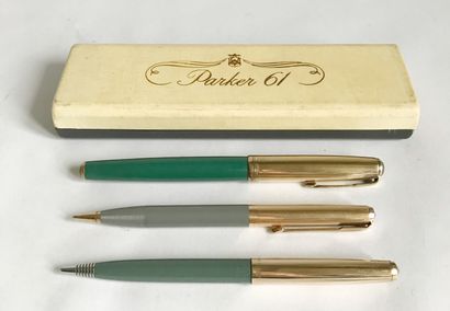 null PARKER - Vintage
Three fountain pens bic and pencil. The cap in gold plated
