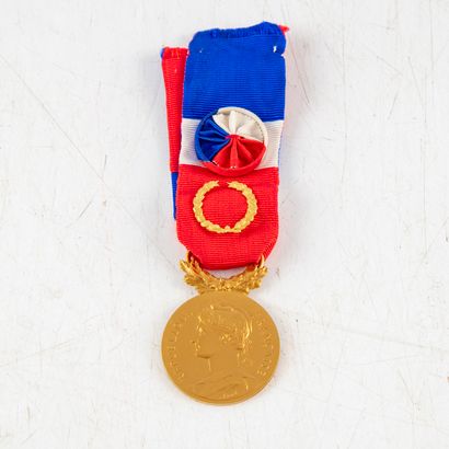 null Médaille en or jaune du ministère du travail 1977 
Poinçon de la Monnaie de...
