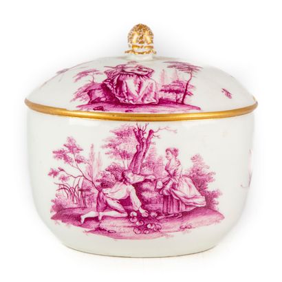 null MEISSEN
Porcelain covered candy box with enamelled decoration in purple monochrome...