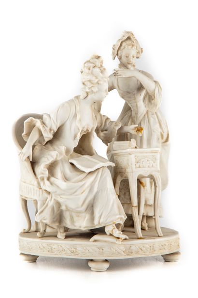 null Porcelain cookie group representing an elegant woman reading.
H. 24 cm 
Accidents...