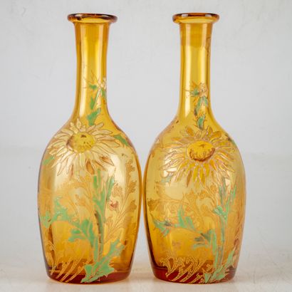 null Pair of yellow glass bottles with enamelled decoration of flowers 
H. 21,5 cm...