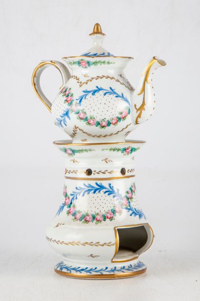 null A polychrome enamelled porcelain teapot decorated with garlands of flowers 
H....