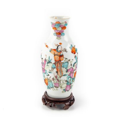 null CHINA 20th century
Enameled porcelain baluster vase decorated with a dance
H....