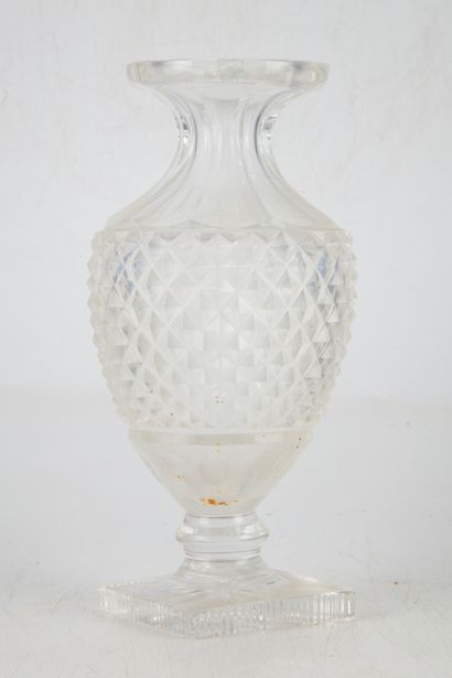 null A cut crystal baluster vase with diamond point decoration
H. 27 cm 
Scratch...