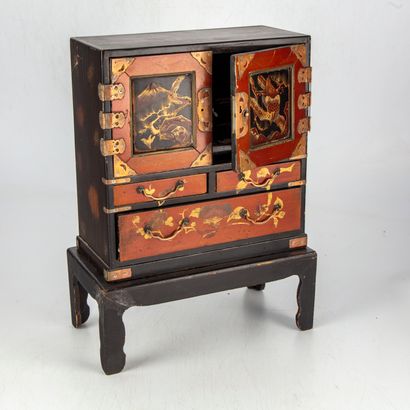 null JAPAN 
Small lacquered wood cabinet decorated with birds and landscapes, opening...
