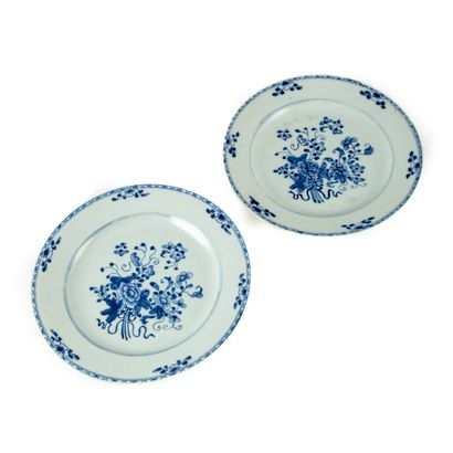 null CHINA - East India Company 
Pair of enameled porcelain plates with blue and...