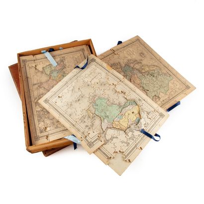 null Lot of puzzle maps of Europe, America and Asia
Some missing pieces 
In cardboard...