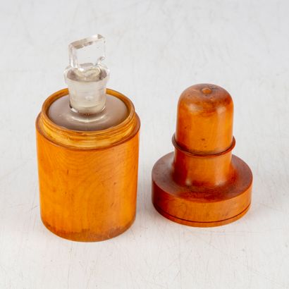 null Folk Art - Old tool 
Small pharmacy bottle. Case in boxwood with lid and glass...