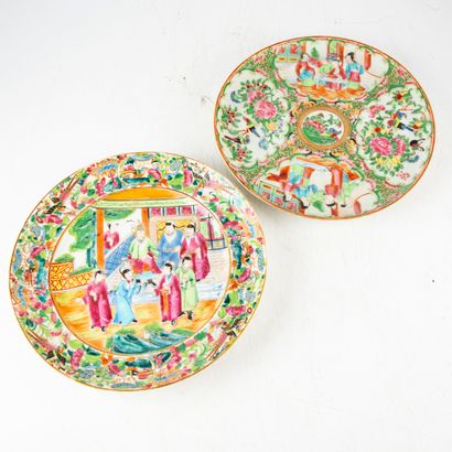 null CHINA - Canton 
Set of two polychrome porcelain plates decorated with saynettes...