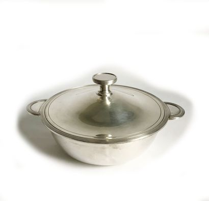 null CHRISTOFLE
Covered vegetable dish of round shape in silver plated metal. Style...