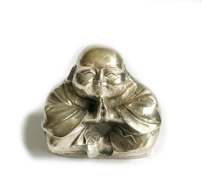 null CHINA
Statuette of a seated Buddha in prayer in silver plated metal
H. 5 cm