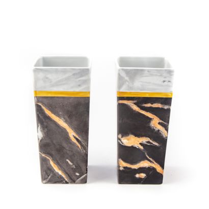 null Pair of square vases in enamelled porcelain imitating marble with black background
Modern...
