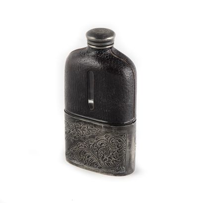 null House ABERDERDEEN
Glass flask covered with leather and engraved silver metal...