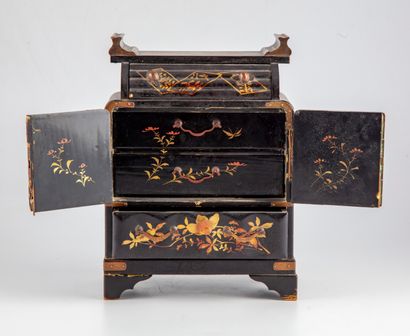 null JAPAN
Small lacquered wood cabinet
1st half of the XXth century
H. 25 cm ; L....