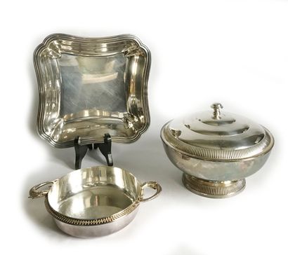 null Set in silver plated metal composed of :
- A bowl of square section
- A small...