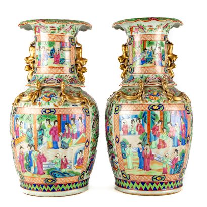 null CHINE - CANTON XIXe 
Paire de vases en porcelaine émaillée à décor polychrome...