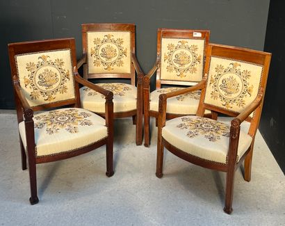null Suite de quatre fauteuils en bois naturel (modèles légèrement différents). Dossier...