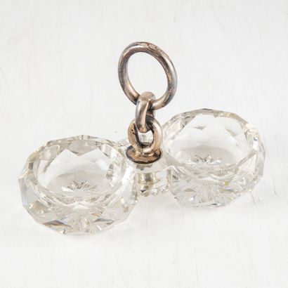 null Double saltcellars in cut crystal, the catch in the shape of chain
H. 9,5 cm...