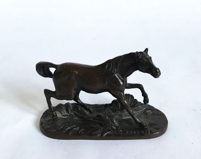 null D'après Pierre-Jules MENE (1810-1879)
Cheval 
Bronze à patine brun sombre
Signé...
