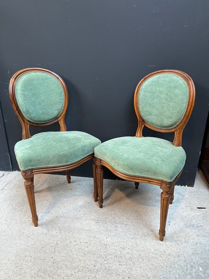 null Paire de chaises en dossier médaillon en bois naturel mouluré.
Style Louis ...