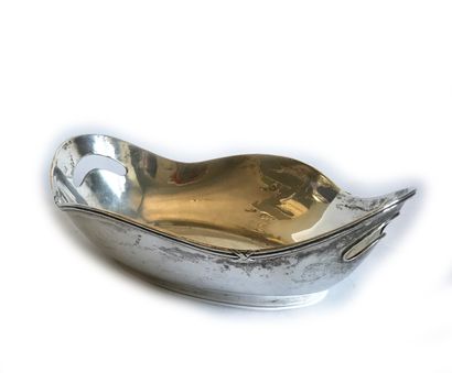 null Oblong silver bowl with ribboned rushes molded border. Style of the 18th - end...