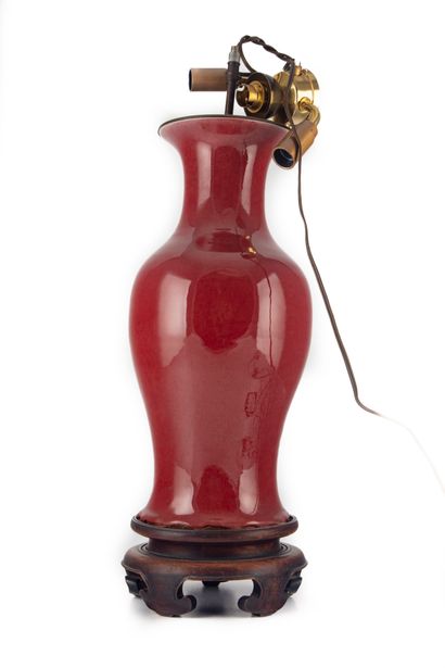 null CHINE
Vase en céramique sang de boeuf monté en lampe
H. : 60 cm (totale)