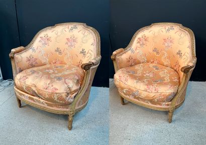 null Paire de fauteuils corbeilles en bois laqué 
Style Louis XVI
H. : 89 cm ; L....