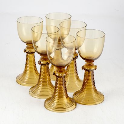 null Germany or Bohemia 
Suite of 6 footed glasses in smoked crystal
H. 17,5 cm 
(small...