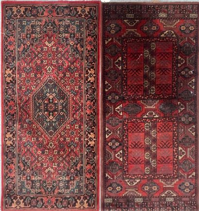 null Deux petits tapis persans à motifs géométriques sur fond rouge 
134 x 67 cm
