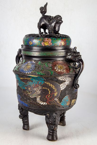 null JAPON - Vers 1900
Brûle-parfum en bronze à décor de fleurs cloisonné, le couvercle...