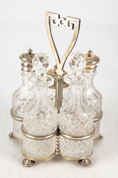 null Small condiment set in silver plated metal and 5 bottles
H. 21 cm