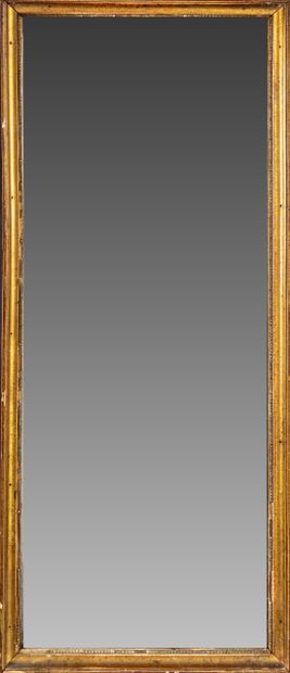 null Miroir de forme rectangulaire en bois et stuc doré
Glace au mercure 
Style Louis...