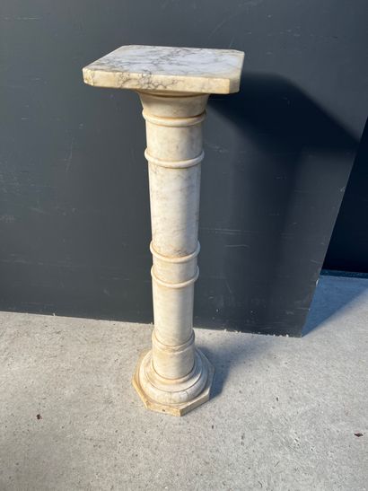null Sellette en forme de colonne en marbre blanc
H. : 103 cm