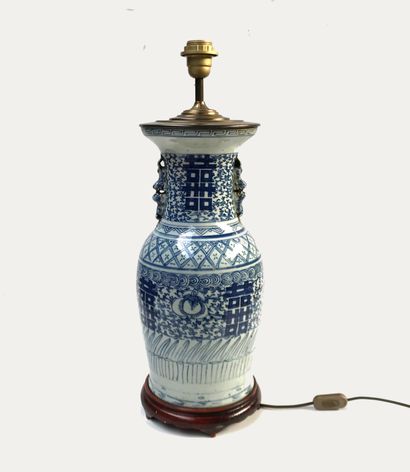 null CHINE
Lampe-vase de forme balustre en porcelaine à décor bleu blanc de motifs...