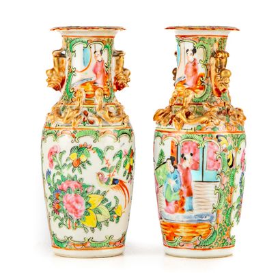 null CHINE - CANTON
Paire de vases en porcelaine émaillée polychrome de saynètes...