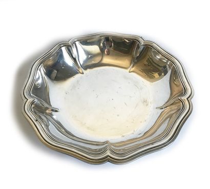 null Round-shaped silver bowl with a moving and molded border. Style of the 18th...