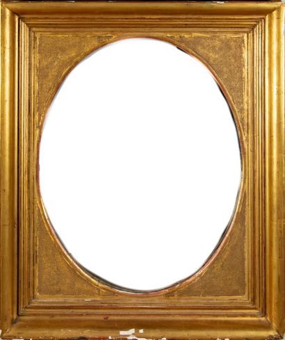 null Miroir à vue ovale dans un encadrement en bois doré mouluré.
94 x 79 cm