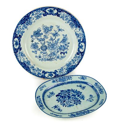 null CHINE - COMPAGNIE DES INDES 
Deux plats en porcelaine à décor bleu et blanc
D....