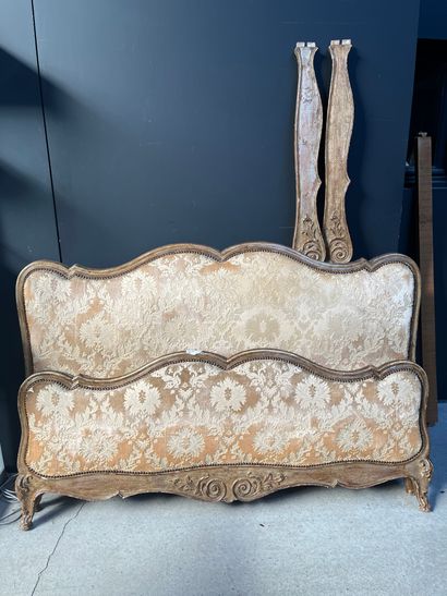 null Montants de lit tapissier de style Louis XV en bois laqué
H. : 105 cm ; L. :...