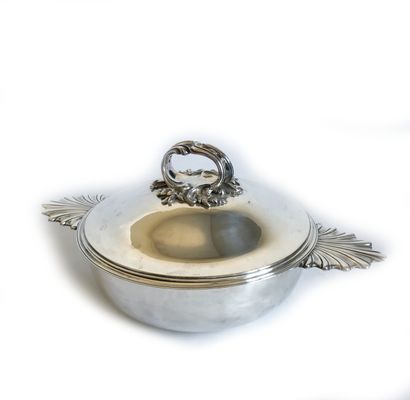 null BOIN TABURET - Paris
Covered silver vegetable dish with flat fan-shaped side...