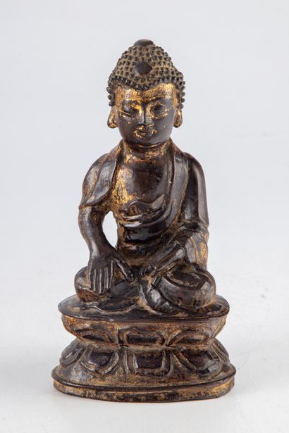 null CHINE - Dynastie MING
Bouddha en bronze à patine dorée
H. : 16 cm
