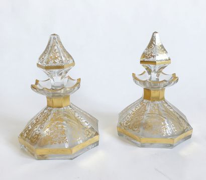 null Deux flacons couverts en verre facetté à décor de rinceaux dorés 
Travail Ottoman...