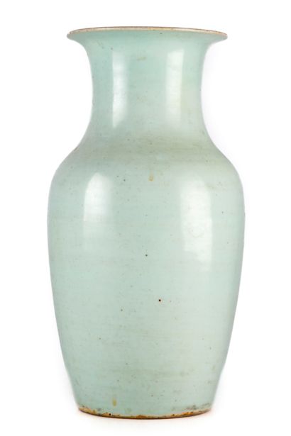 null CHINE
Vase de forme balustre en céramique émaillée de couleur céladon
H. : 35...