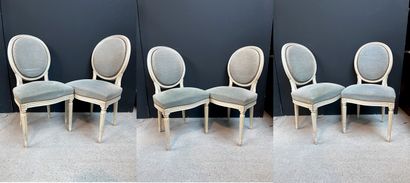 null Suite de six chaises à dossier médaillon en bois laqué blanc et garniture de...