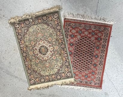 null Deux petits tapis persans
68 x 47 cm 
72 x 50 cm