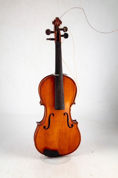 null Violon 
Porte une étiquette "modéle d'après Antonus Stradivarius Cremonensis...