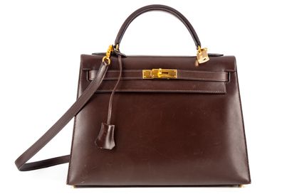 HERMES HERMES - Paris 
Sac modèle Kelly 32 sellier en cuir veau lisse chocolat, piqué...