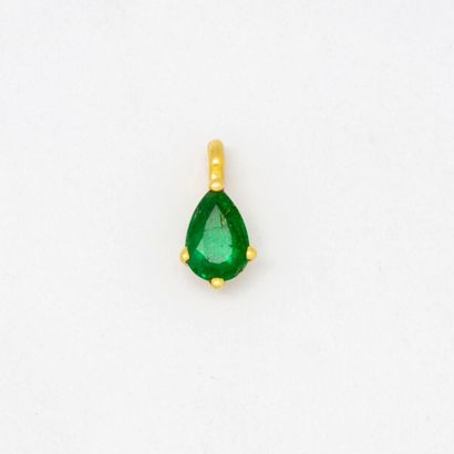 null Pendant with a pear-shaped emerald 
Gross weight: 0,9 g.
Accident to the st...