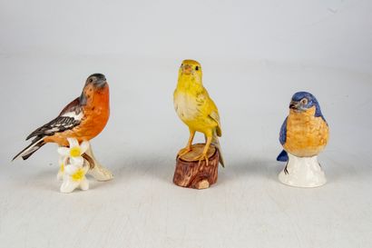 null Manufacture GOEBEL - ALLEMAGNE 
Ensemble de 3 oiseaux en porcelaine polychrome,...