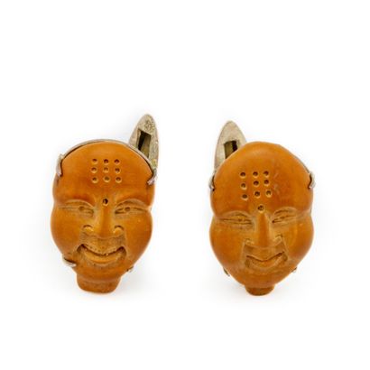 null Pair of boxwood cufflinks representing masks
H. 3 cm